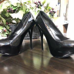 Black patent leather platform high heels 👠